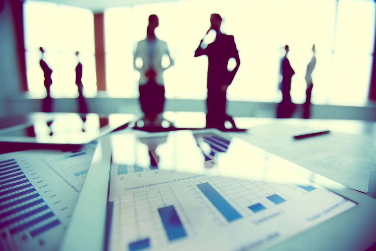 Gruppe von Lernenden in intensiver Diskussion über Finanzthemen